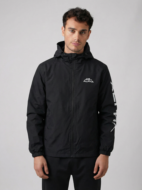 Coupe-Vent Homme Noir ALPHA avec Capuche et Imprimé Blanc