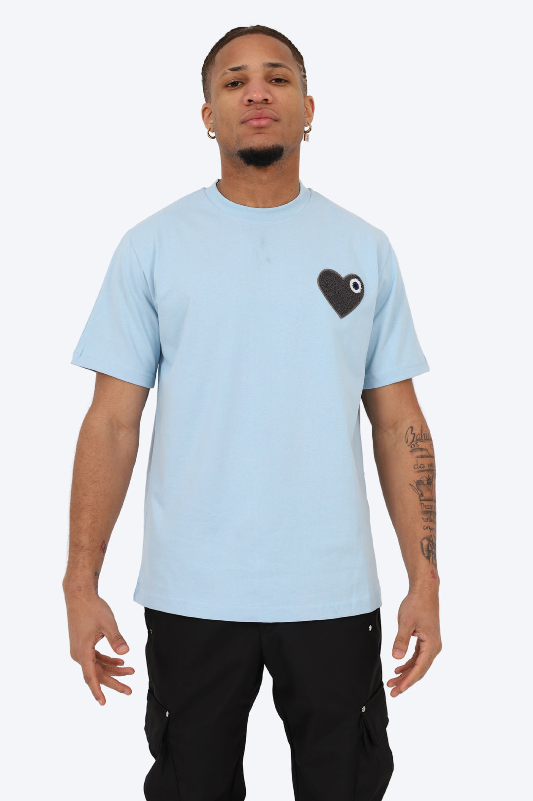 T-SHIRT BRODÉ COEUR NOIR 100% COTON - BLEU CIEL