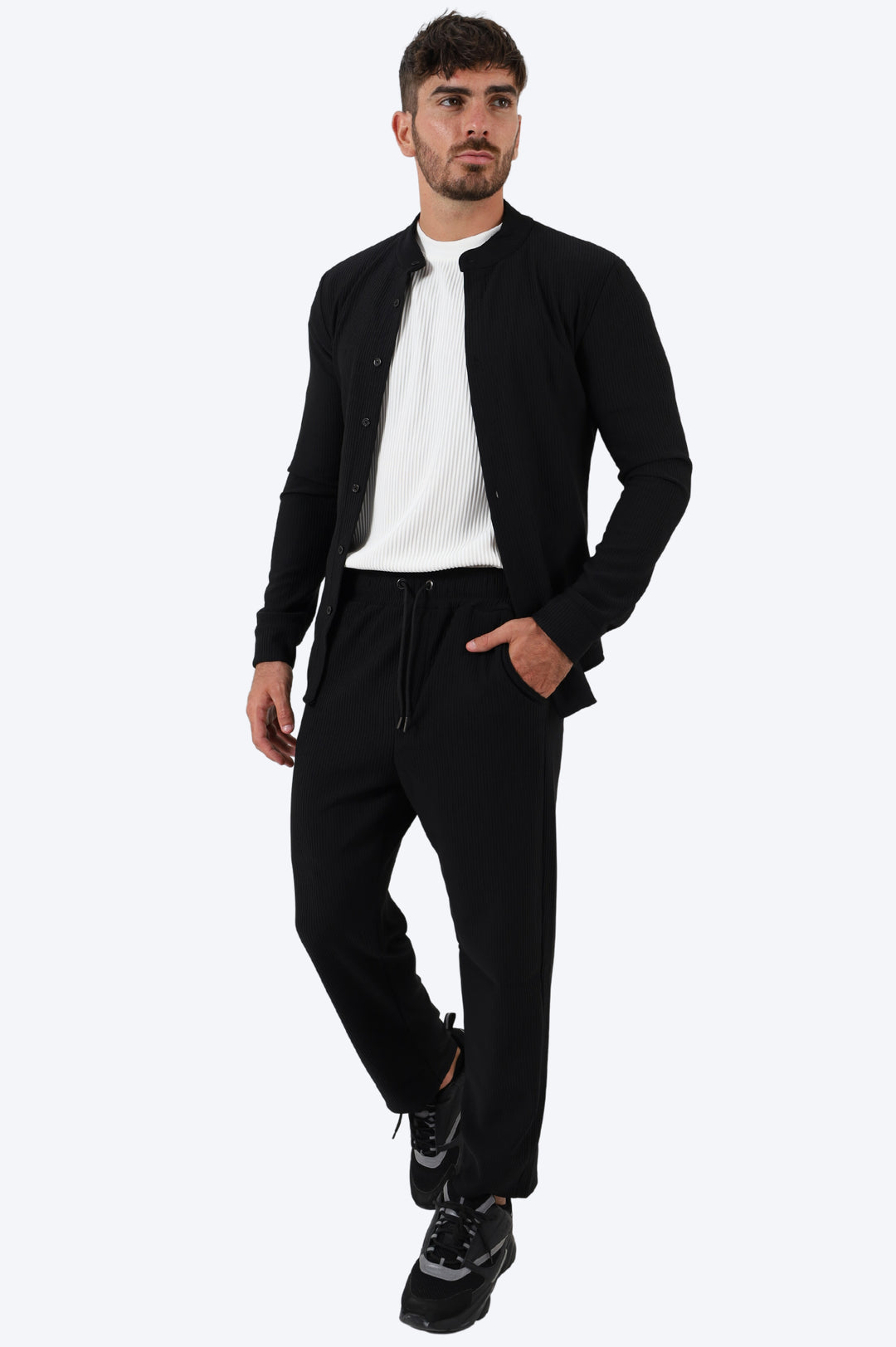 ENSEMBLE PLISSÉ CHEMISE COL MAO ET PANTALON NOIR – Alpha