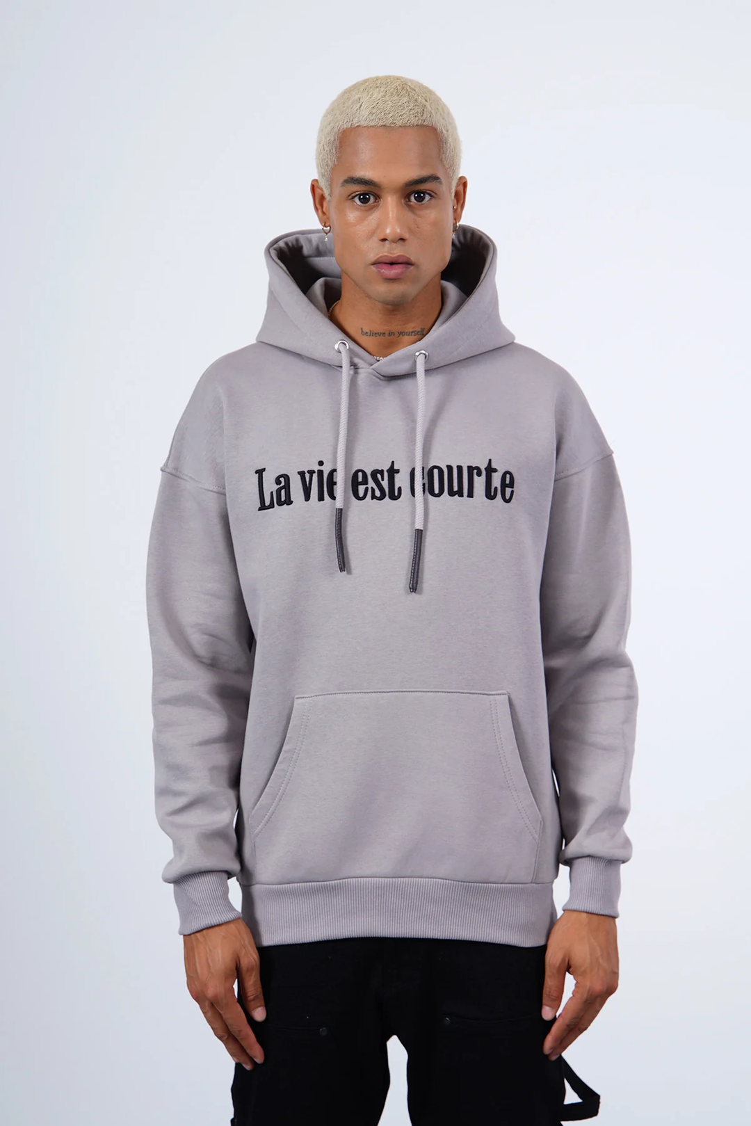 SWEAT LA VIE EST COURTE GRIS