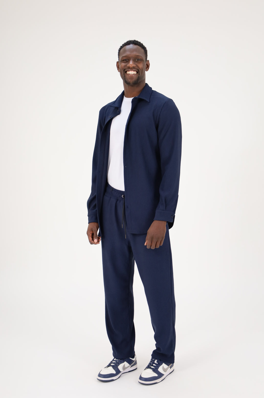 ENSEMBLE PLISSÉ CHEMISE ET PANTALON BLEU MARINE – Alpha