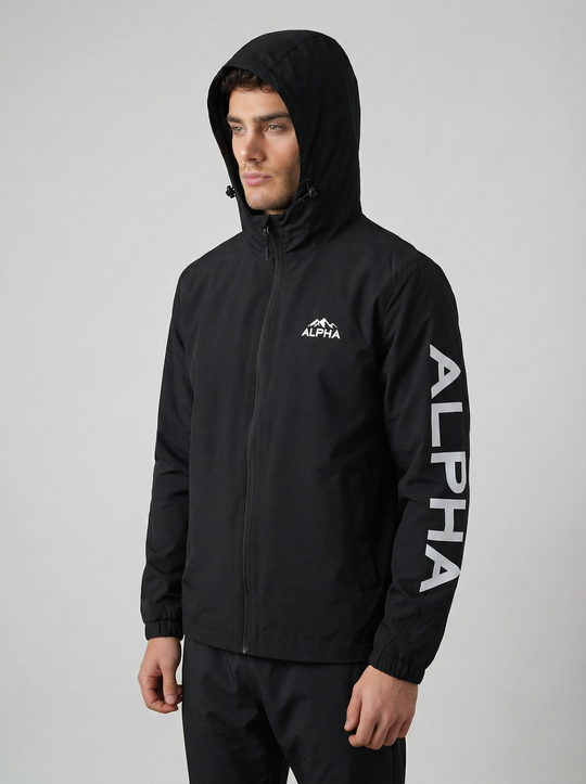 Coupe-Vent Homme Noir ALPHA avec Capuche et Imprimé Blanc