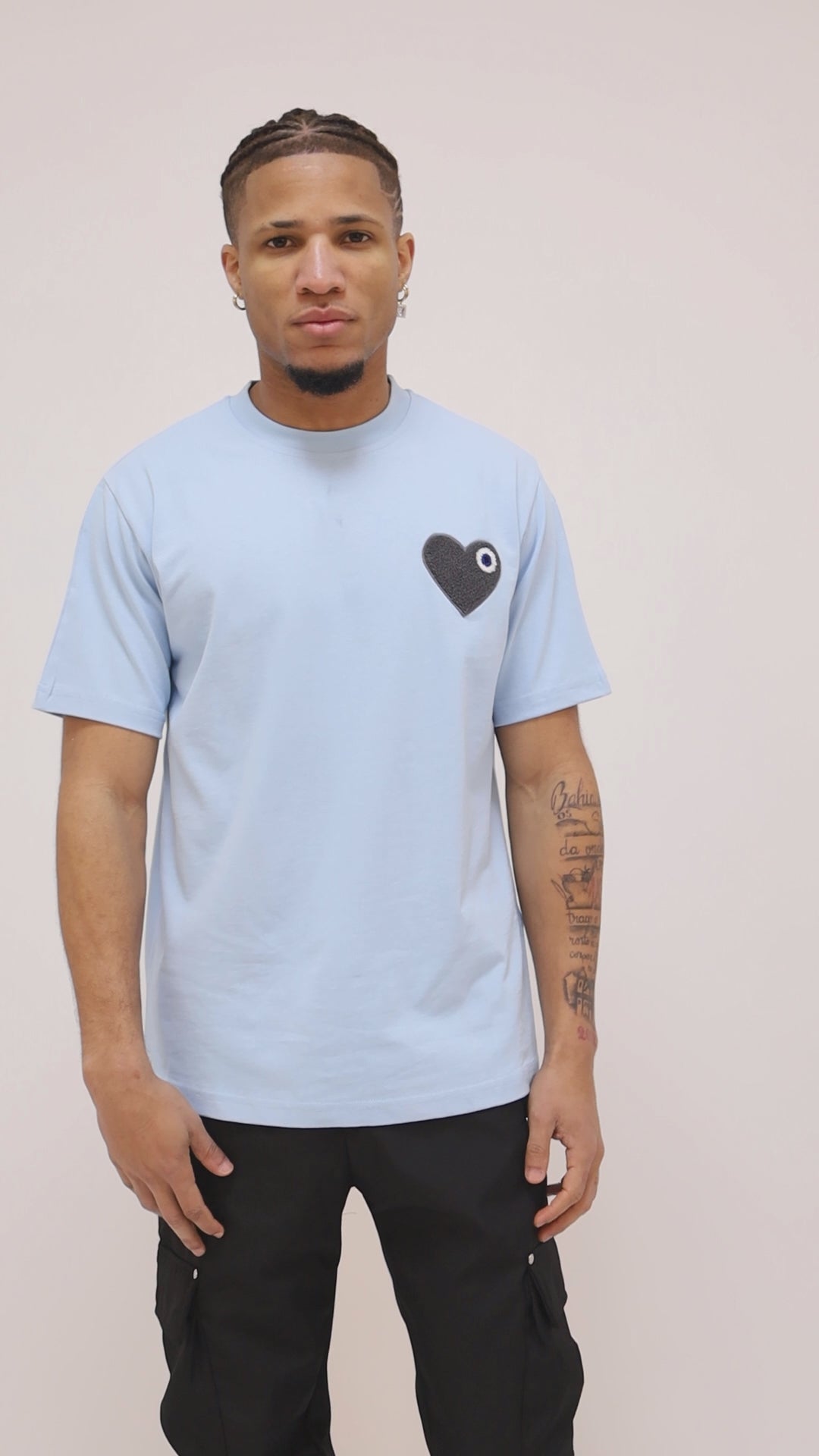 T-SHIRT BRODÉ COEUR NOIR 100% COTON - BLEU CIEL